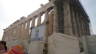 想像より小さくて工事の足場がガッツリ