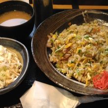 そばめしとサラダ