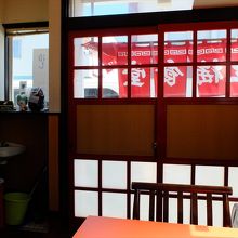 お店の内部。昭和の中華食堂といった雰囲気です。