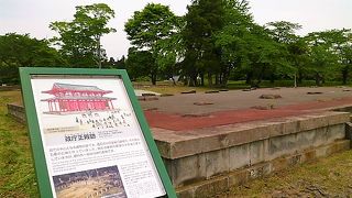 新緑の丘に`石段/礎石`が点々と、。