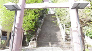 下りの石段は気をつけて