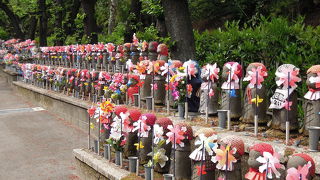 圧巻のお地蔵さんとかざぐるま