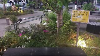 岡本太郎作の像も