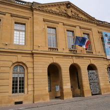 大聖堂の隣にあります