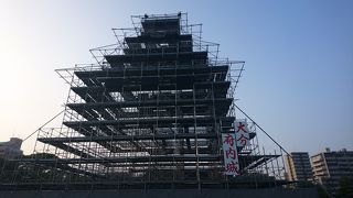 パイプで骨格組み天守閣を再現し夜間ライトアップ 