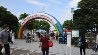 記念艦『三笠』を擁する 三笠公園　カレーフェスタやってました