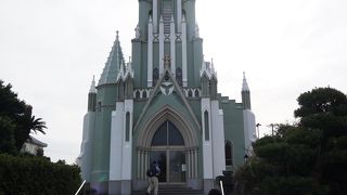 左右非対称の教会堂