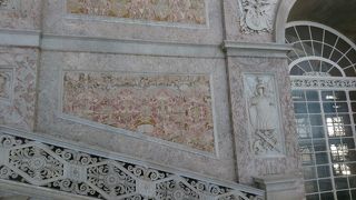 大階段はピンクの大理石