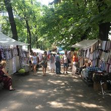 露店が立ち並ぶ
