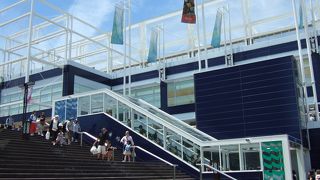 お店は多いけど混んでいました