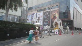 周囲には柵が設置