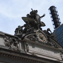 入り口、頭上の彫刻もすばらしい。