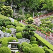 急斜面に整備された庭園が美しい