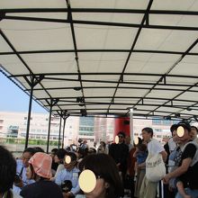 2階で海風に吹かれながら見学