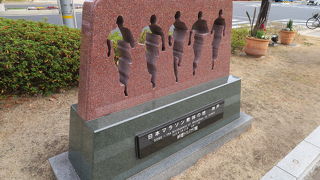 記念碑がいくつかある通り