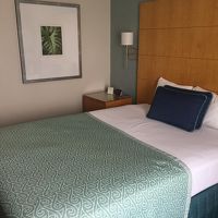 こじんまりとした部屋です。女子二人なら全然平気で寝れるベッド