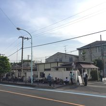 朝から並んでいました。