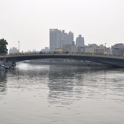 安平路側に運河資料館があり、その対岸の慶平路は遊歩道になっていた。晴れていれば運河沿いを歩くと気持ちがいい