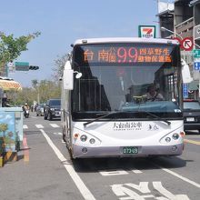 台南の中心部に戻るときに乗る路線バスが走る道路