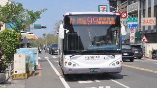 安平の北側を東西に走る道路。交通量も多く、台南中心部に戻るとき乗る８８番、９９番バスの乗り場もこの道路にある。