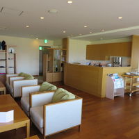 ラウンジのここでコーヒーなどを入れてくれる横にケーキを