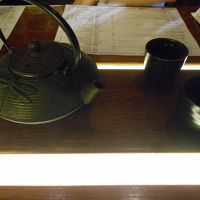 鉄瓶で提供される熱々のお茶