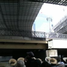 船の上から眺めると意外と明るいです