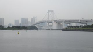 買い物や食事のついでに立ち寄れる公園