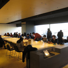 こちら側は大テーブルにカウンター