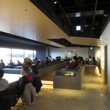 あちら側にはソファー席もあります