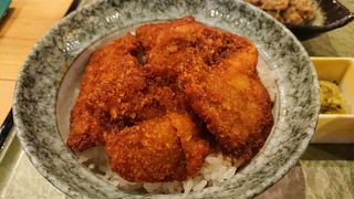 新潟名物タレカツ丼や、へぎそばを食べることができます。