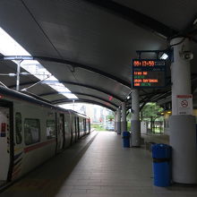 バトゥケーブス駅に停車中の電車