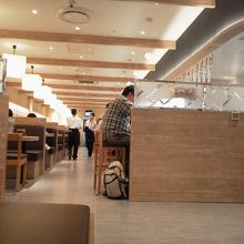 カウンター・テーブル席があります．