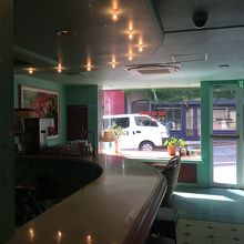 ひろびろゆったりとした店内。