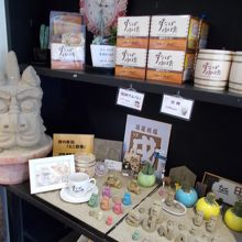 珈琲せんべいの販売とオブジェです。