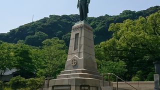 島津三銅像があります
