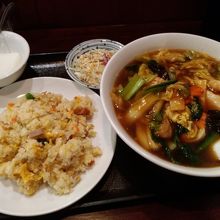 五目めんと半チャーハン