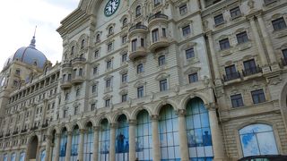 オイルマネーで潤う活気ある街