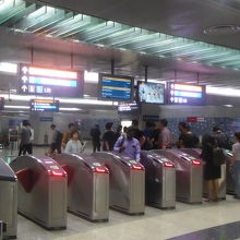 沢山の自動改札ゲートがあり、利用者数は多めです