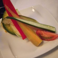 野菜の盛合わせ（お代わりした物）アンチョビ等を付けます。