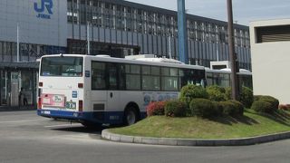 「県庁前」が岡山城への最寄のバス停です。