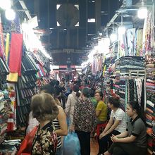 市場の中です。ローカル感たっぷり