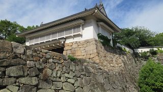 多様な石の積み方は十分見ごたえがあります。