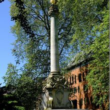 西側の敷地にセント・ポールの銅像