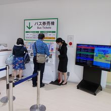 到着するとバスの案内があります。