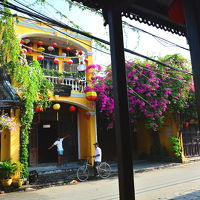 イエローヴィンテージの街並みとブーゲンビリアを観ながら食事