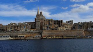 ヴァレッタから対岸のスリーマへ。湾内を往復する小さな定期フェリーで。