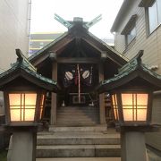 キャナルシティの裏にある小さな神社