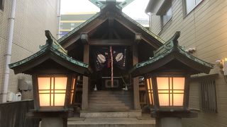 キャナルシティの裏にある小さな神社
