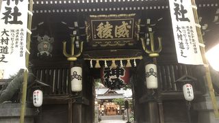 非常に華やかな櫛田神社の門です